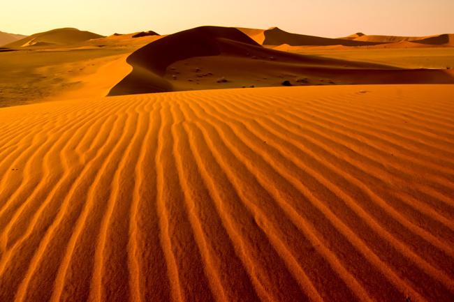 Những đụn cát Sossusvlei, sa mạc Namib là điểm du lịch hút khách nhất ở Namibia. Gió thổi từ hàng triệu năm qua tạo thành những cồn cát đỏ rực khổng lồ với hình dạng độc đáo, lạ mắt.