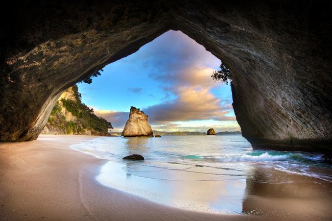 Vòm đá biển Cathedral Cove ở Hahei, là điểm du lịch nổi tiếng nhất khi bạn đến New Zealand. Đây là nơi tuyệt vời để thư giãn với suối nước nóng và ngắm cảnh quan tuyệt đẹp.