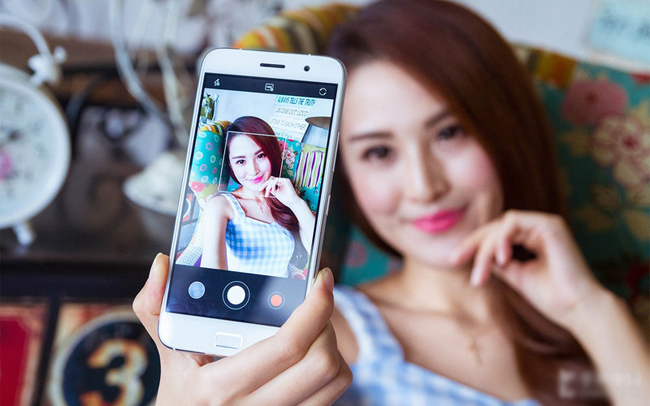 Người đẹp &#34;selfie&#34; cùng smartphone