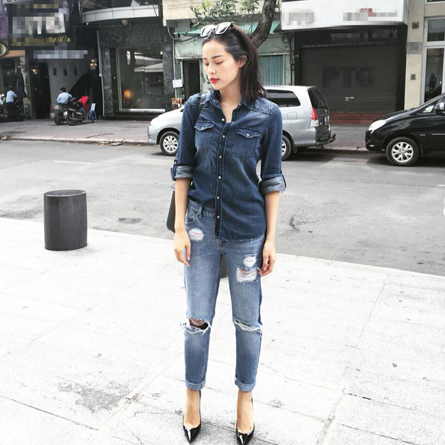 Cô thường kết hợp sơ mi với quần jeans, làm toát lên sự trẻ trung, năng động mà cá tính