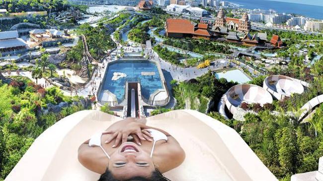 Công viên Siam Park, quần đảo Canary của Tây Ban Nha là công viên nước lớn nhất châu Âu với diện tích 185.000 m2. Điểm hấp dẫn nhất ở Siam đó là ống nước Tower of Power nơi bạn sẽ trượt từ độ cao 27 mét rồi lao qua bể cá khổng lồ chứa đầy cá đuối gai độc và cá mập. Hoặc bạn có thể lướt ván trong hồ bơi với các đợt sóng cao đến 3m hay thả mình thư thái trên dòng sông lười.