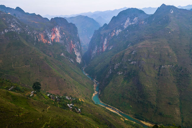 Đèo Mã Pí Lèng&nbsp; thuộc tỉnh Hà Giang là cung đường đèo&nbsp;hiểm trở dài khoảng 20&nbsp;km&nbsp;vượt đỉnh Mã Pí Lèng, một đỉnh núi có độ cao khoảng 1.200m thuộc Cao nguyên Đồng Văn, nằm trên con đường mang tên Đường Hạnh Phúc nối liền thành phố Hà Giang, Đồng Văn và thị trấn Mèo Vạc.