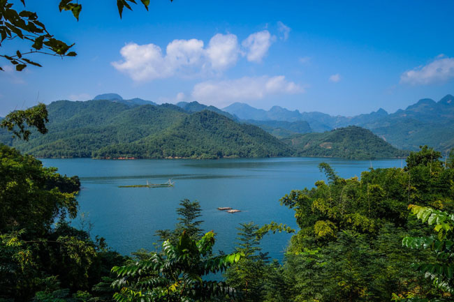 Hồ nước là một trong những thiên đường dành cho khách du lịch, trong đó phải kể đến hồ Tiên tắm tại Mai Châu, Hòa Bình