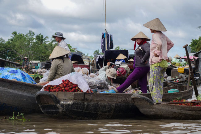 Du khách có thể mua rau quả tại chợ nổi ngay giữa dòng sông Mekong.