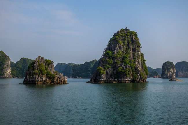 Vinh Hạ Long, Quảng Ninh, được UNESCO nhiều lần công nhận là di sản thiên nhiên của thế giới với hàng nghìn hòn đảo được kiến tạo bởi tạo hoá kỳ vĩ và sống động.