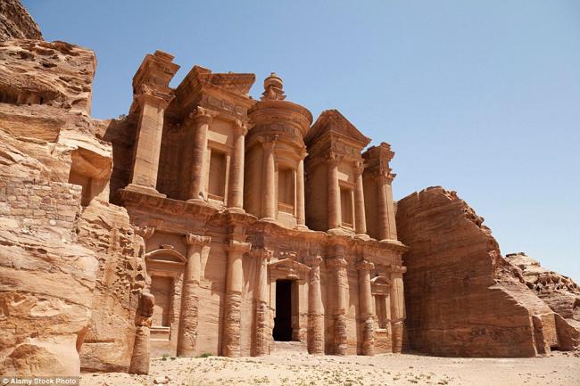 Thành phố cổ Petra màu hồng tuyệt đẹp ở Jordan với ngôi đền khổng lồ Al-Khazneh đồ sộ, hàng trăm ngôi mộ cổ được trạm khắc tinh xảo trên vách đá đang bị xói mòn bởi thời tiết, gió mưa và du khách chạm tay vào quá nhiều.
