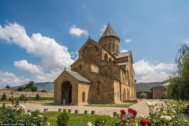 Quần thể di tích Mtskheta, Georgia bao gồm quần thể 3 nhà thờ Trung cổ và các bức bích họa tuyệt đẹp trên vách đá cũng đang lâm nguy. Công trình này xuống cấp nghiêm trọng và có nguy cơ sụp đổ.
