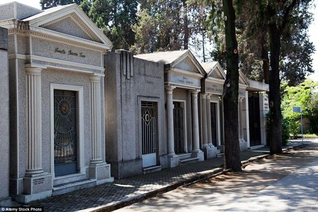 Nghĩa trang Cementerio General, Santiago, Chile có diện tích 210 mẫu và là nơi yên nghỉ của những nhân vật nổi tiếng của Chile. Những kim tự tháp, biệt thự thu nhỏ và tượng điêu khắc tuyệt đẹp bị hư hỏng do trận động đất năm 2010 nhưng đến nay vẫn chưa được tu sửa.