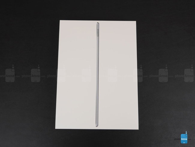 iPad Pro được trang bị màn hình kích thước 12,9 inch lớn nhất từ trước tới nay, kích thước này tương đương với một chiếc Macbook của Apple.