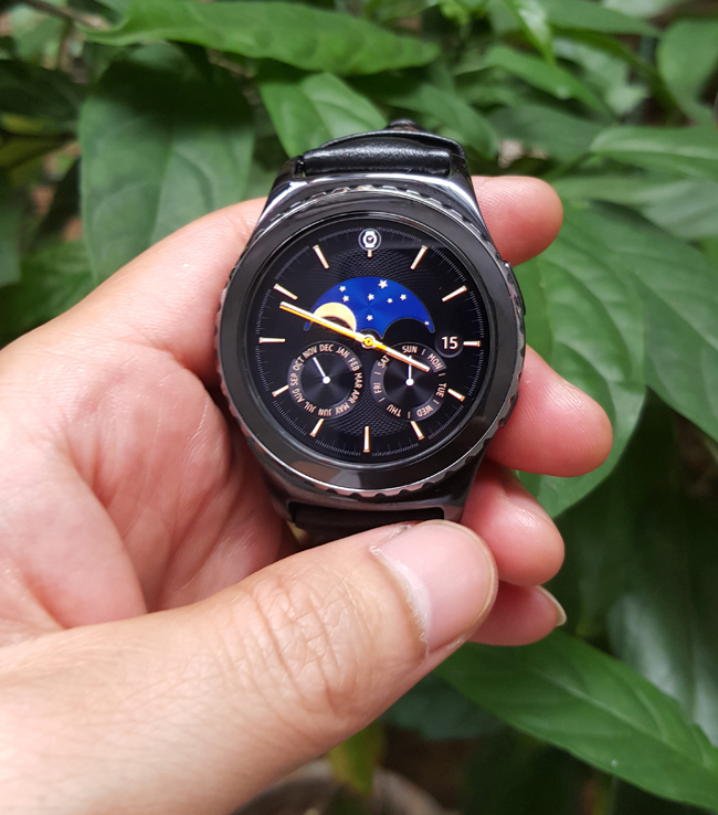 Gear S2 Classic sử dụng bộ vi xử lý lõi kép tốc độ 1.2GHz, bộ nhớ RAM 512MB và 4GB bộ nhớ trong.