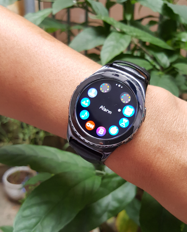 Các ứng dụng trên Gear S2 hiển thị với độ nét đáng kinh ngạc để người dùng không bỏ lỡ bất kỳ thông báo nào. Ngoài ra, hệ điều hành Tizen mới và bộ xử lý lõi kép 1-GHz được tối ưu hóa cho phép Samsung Gear S2 thực hiện các tác vụ dễ dàng và hiệu quả.