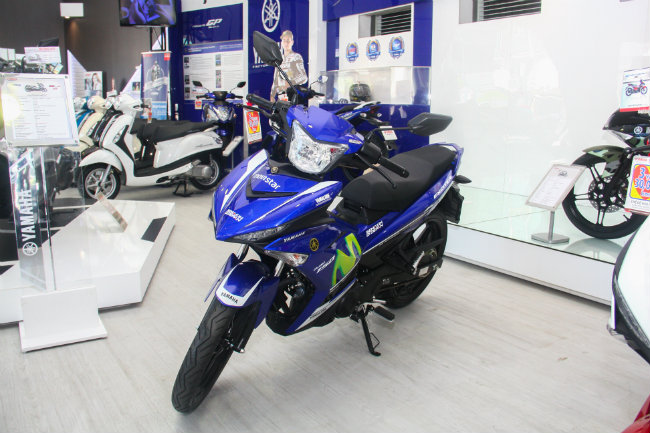 Yamaha Exciter 150 Movistar vừa được tung ra thị trường vào đầu tháng 11.2015 với số lượng hạn chế chỉ 10.000 chiếc. Trước đó Yamaha cũng đã tung ra mẫu Exciter 150 màu rằn ri vào tháng 7.2015.