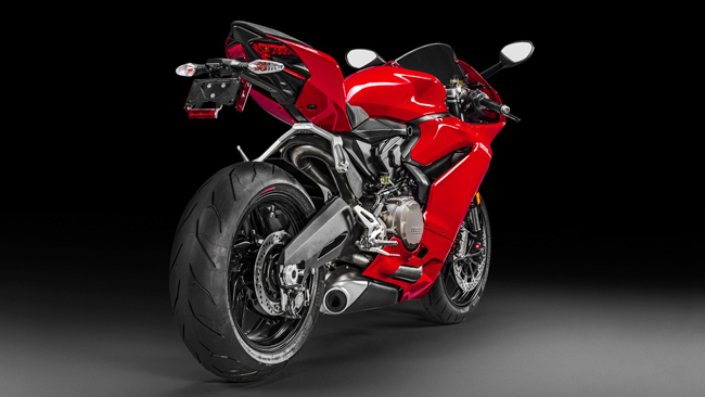 Khi so sánh với động cơ trên 899 Panigale, máy của Ducati 959 Panigale sở hữu khoảng chạy pít-tông lớn hơn, tăng từ 57,2 mm lên 60,8 mm. Trong khi đó, đường kính pít-tông vẫn giữ nguyên ở mức 100 mm và tỷ số nén là 12,5:1.