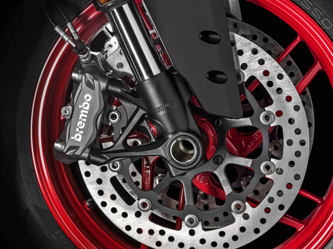 Phanh trước là dạng đĩa kép đường kính 320 mm với cùm Brembo 4 piston