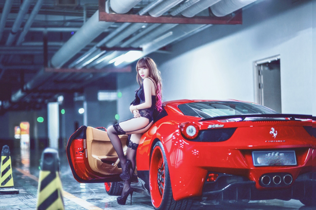 Vẻ đẹp nuột nà của chân dài không hề chịu kém cạnh trước sức mạnh của Ferrari 458 Italia