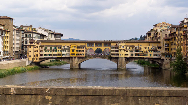 Cây cầu đá Ponte Vecchio được xây dựng từ năm 1345, bắc qua sông Arno ở Florence, Italia. Đây là cây cầu lâu đời nhất ở thành phố Florence.