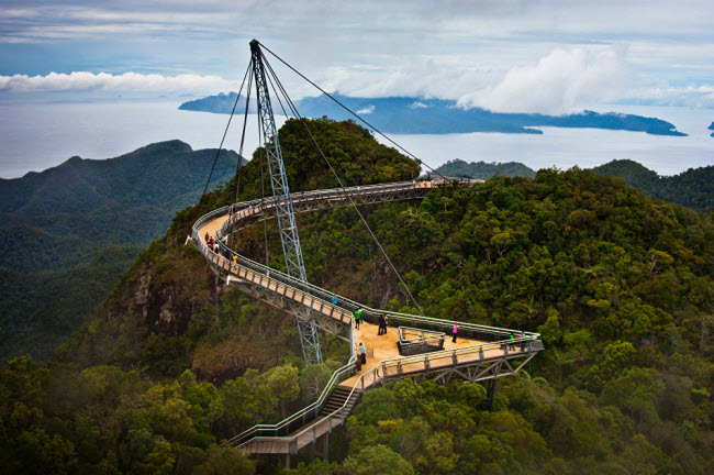 Cây cầu Langkawi Sky có đường cong mềm mại với chiều dài 125m ở Malaysia.