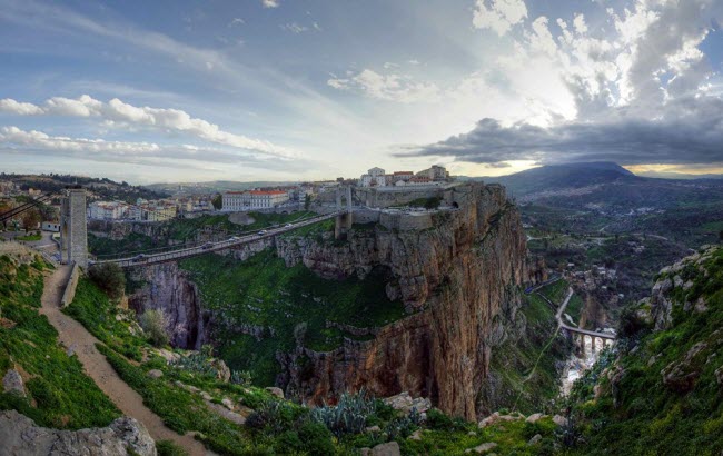 Chỉ những người có thần kinh thép mới dám đi qua cây cầu treo Constantine ở tỉnh Constantine, Algeria.