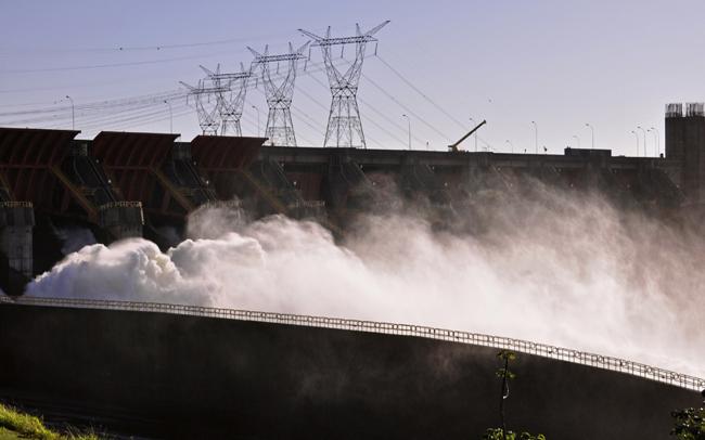 Đập thủy điện Itaipu nằm trên sông Paraná giữa biên giới của Brazil và Paraguay là nhà máy có sản lượng điện lớn nhất thế giới, gần 100 triệu MWh/năm.