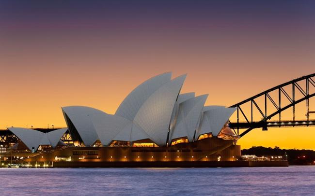 Nhà hát Opera Sydney là biểu tượng của Australia và là một trong những kỳ quan kiến trúc hiện đại của thế giới. Nhà hát có diện tích 1,8ha, dài 183m, rộng 120m, một tổ hợp gồm 5 khu nhà hát, 5 studio tập diễn, 4 nhà hàng, 6 quán bar và cửa hàng lưu niệm.