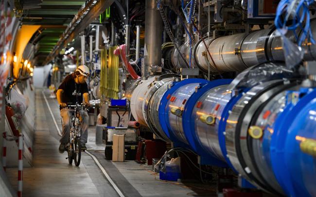 Large Hadron Collider là nhà máy gia tốc hạt nhân lớn nhất và cung cấp gia tốc mạnh nhất trên thế giới. Nhà máy nằm trong một đường hầm vòng tròn chu vi 27km, ở độ sâu từ 50 đến 175m dưới mặt đất, tại biên giới Pháp-Thụy Sĩ giữa núi Jura và dãy Alps.&nbsp;