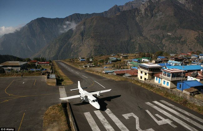 Sân bay Lukla ở Nepal nằm trên một đỉnh núi, được đánh giá là một trong những sân bay nguy hiểm nhất thế giới.