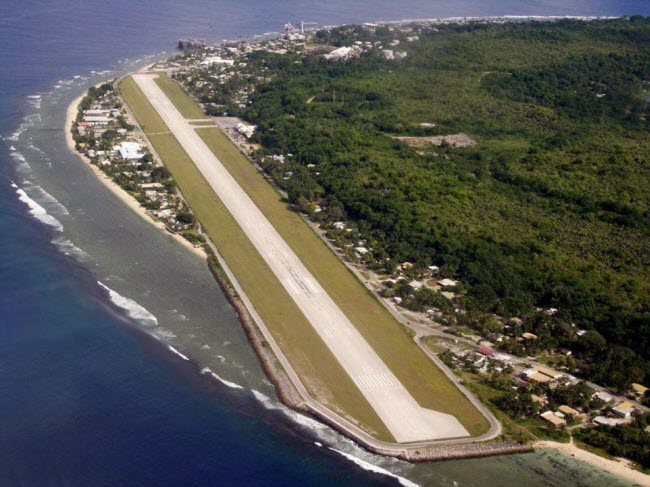 Sân bay trên đảo Nauru với đường băng một bên giáp biển khiến các phi công rất khó điều khiển máy bay thăng bằng khi cất/hạ cánh.