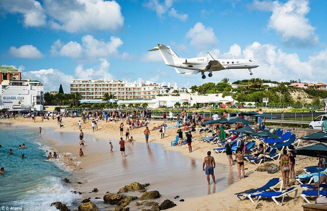 Máy bay hạ cánh xuống sân bay Princess Juliana ở Saint Maarten phải lướt qua một bãi biển đông khách du lịch.