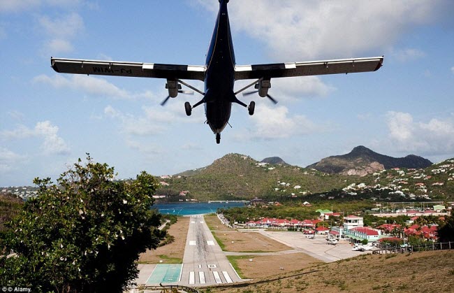 Sân bay Gustaf III ở St Barts cũng là cơn ác mộng với các phi công vì đường băng nằm sát bãi biển đông đúc.