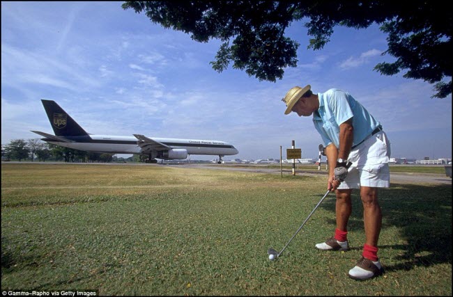 Sân golf nằm ngay cạnh đường băng ở sân bay Don Mueang, Bangkok, Thái Lan.