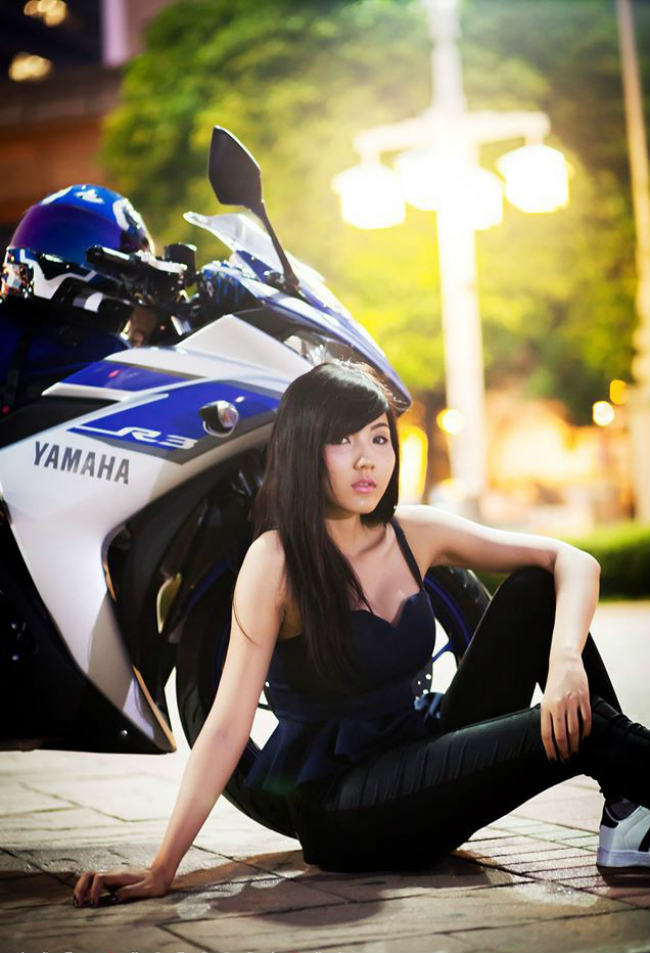 Tạo dáng với xế thể thao Yamaha YZF-R3.