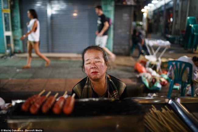 Người phụ nữ tỏ ra rất mệt mỏi khi phải làm việc vào ban đêm.