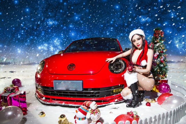 &#34;Bà già Noel&#34; nóng bỏng bên chiếc Volkswagen Beetle