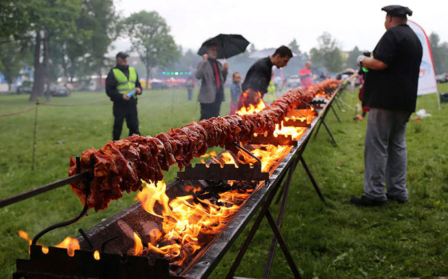 Xiên thịt nước dài nhất thế giới với chiều dài 132 m và nặng 650 kg tại thành phố Zakopane, Ba Lan.