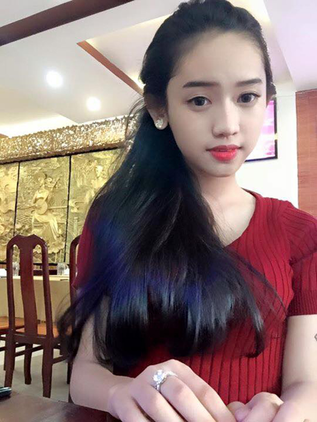 Thúy Vi có phần lép vế hơn đàn chị vì nhan sắc hot girl 17 tuổi chỉ ở mức “dễ nhìn”.