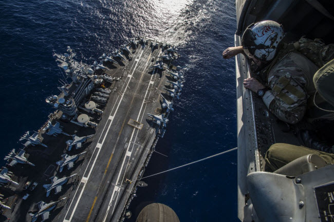 Các binh sĩ diễn tập tuần tra trên tàu sân bay USS Ronald Reagan.