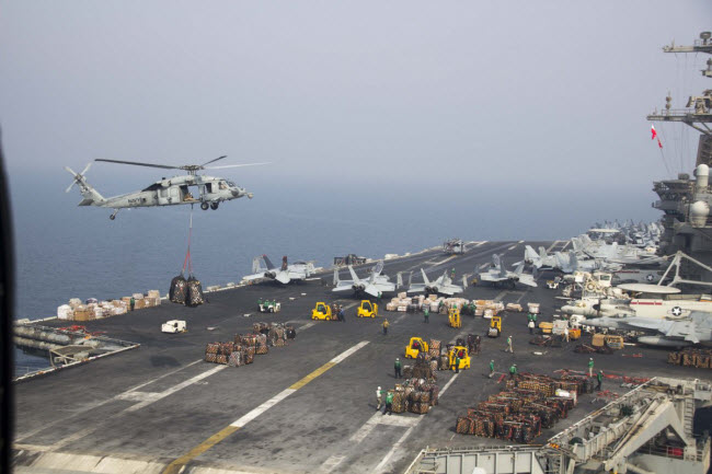 Diễn tập tiếp tế hậu cần trên tàu sân bay USS Theodore Roosevelt.