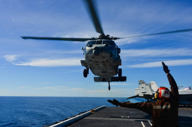 Binh sĩ điều khiển máy bay MH-60S Sea Hawk cất cánh trên tàu sân bay USS John C. Stennis.