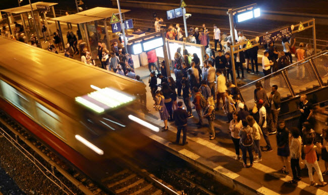 Khi cần trở về nhà hay&nbsp;chuyển sang địa điểm vui chơi khác, tàu S-Bahn và U-Bahn chạy suốt đêm ở Berlin vào cuối tuần để phục vụ du khách.