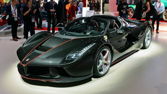 Ferrari LaFerrari Aperta đang được trưng bày tại triển lãm xe hơi lớn nhất hành tinh 2016 Paris Motor Show. Tuy nhiên từ trước khi xuất hiện tại triển lãm, một &nbsp;loạt khách sộp của Ferrari đã chi 2,62 triệu USD &#40;khoảng 58,4 tỷ đồng&#41; để tậu ấn phẩm đặc biệt của thương hiệu xe sang Ý này về garage.