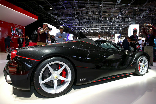 LaFerrari Aperta tạo sức hút lớn.