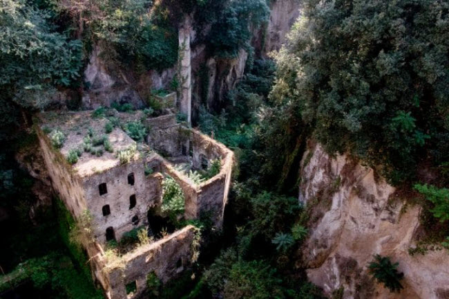 Một nhà máy bỏ hoang nằm dưới chân núi ở Sorrento, Italia.