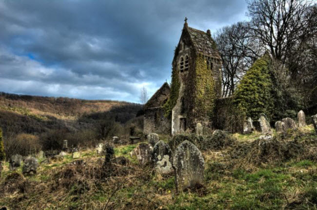 Vẻ cổ kính của nhà thờ St. Mary ở Tintern, Xứ Wales.