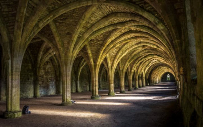 Kiến trúc mái vòm trong lâu đài cổ Fountains Abbey ở North Yorkshire, Anh.