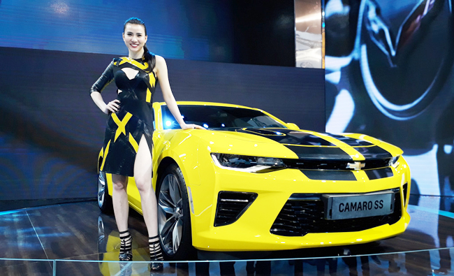 Bên cạnh “siêu sao” Chevy Camaro SS, người mẫu Việt Nam cũng tỏ ra hấp dẫn không kém.