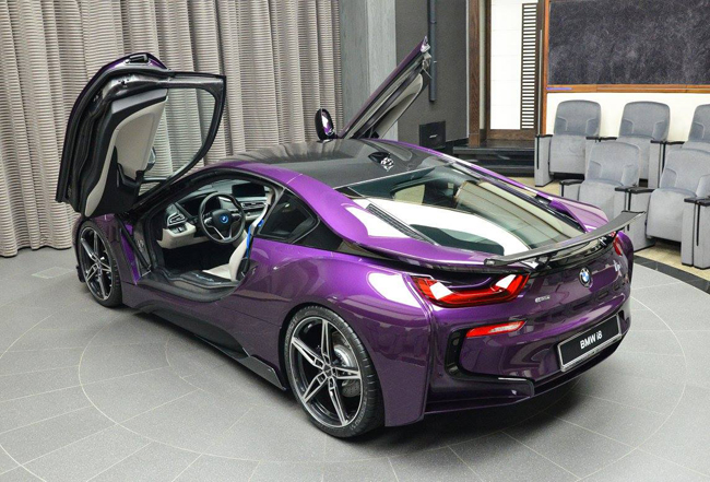 Bên trong cabin, chiếc BMW i8 cũng nhận được một số nâng cấp theo ý chủ xe