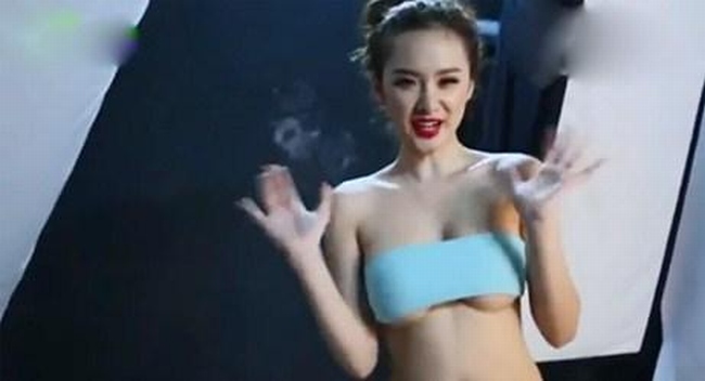 Angela Phương&nbsp;Trinh cũng không nằm ngoài xu thế khoe &#34;chân ngự&#34; đang hot. Thậm chí, nữ diễn viên còn táo bạo hơn nhiều. Tuy nhiên đây chỉ là trong một đoạn clip hậu trường&nbsp;cảnh Phương Trinh quay quảng cáo.