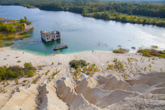 Nhà tù bỏ hoang dưới hồ nước tại thị trấn Rummu ở Estonia là địa điểm bơi lặn lý tưởng dành cho du khách.