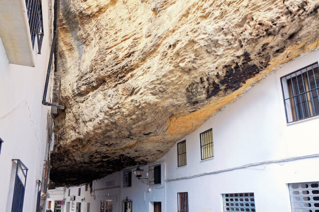 Tới thăm ngôi làng Setenil de las Bodegas tại thành phố Andalucia ở Tây Ban Nha, du khách có cơ hội khám phá những ngôi nhà được xây trên vách núi.