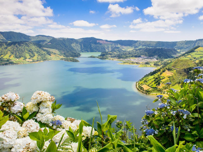 Quần đảo Azores ở ngoài khơi Bồ Đào Nha nổi tiếng với các khu rừng nguyên sinh, hồ rộng và hang động núi lửa.